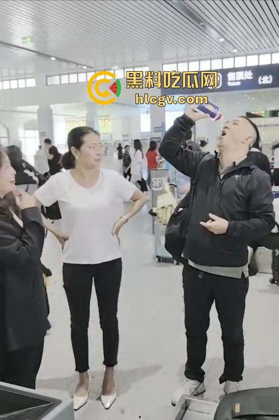 人在囧途现实版『王宝强』喝酒上演！大哥带两大姐坐飞机，白酒不让带，三人安检口对瓶吹干！-3