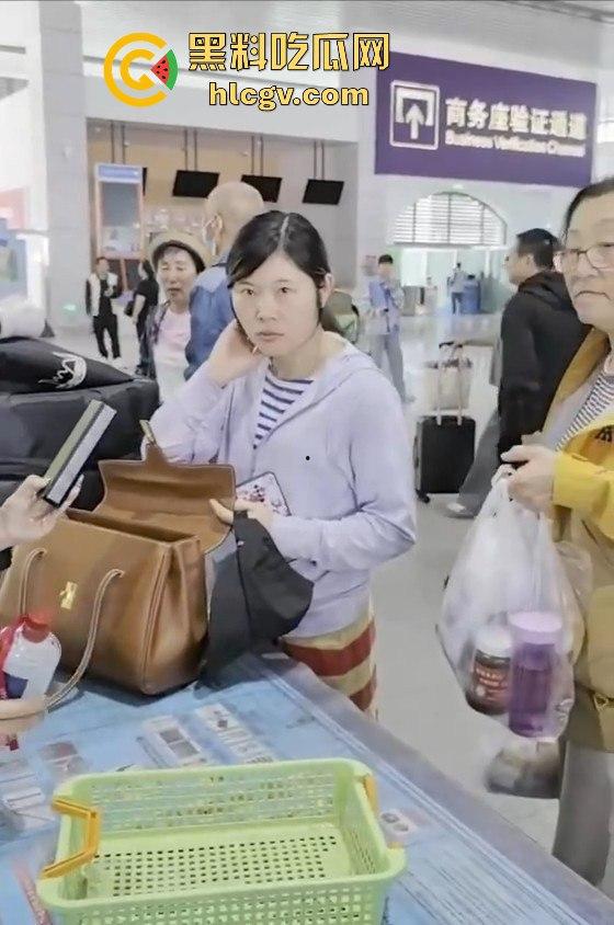 人在囧途现实版『王宝强』喝酒上演！大哥带两大姐坐飞机，白酒不让带，三人安检口对瓶吹干！-11