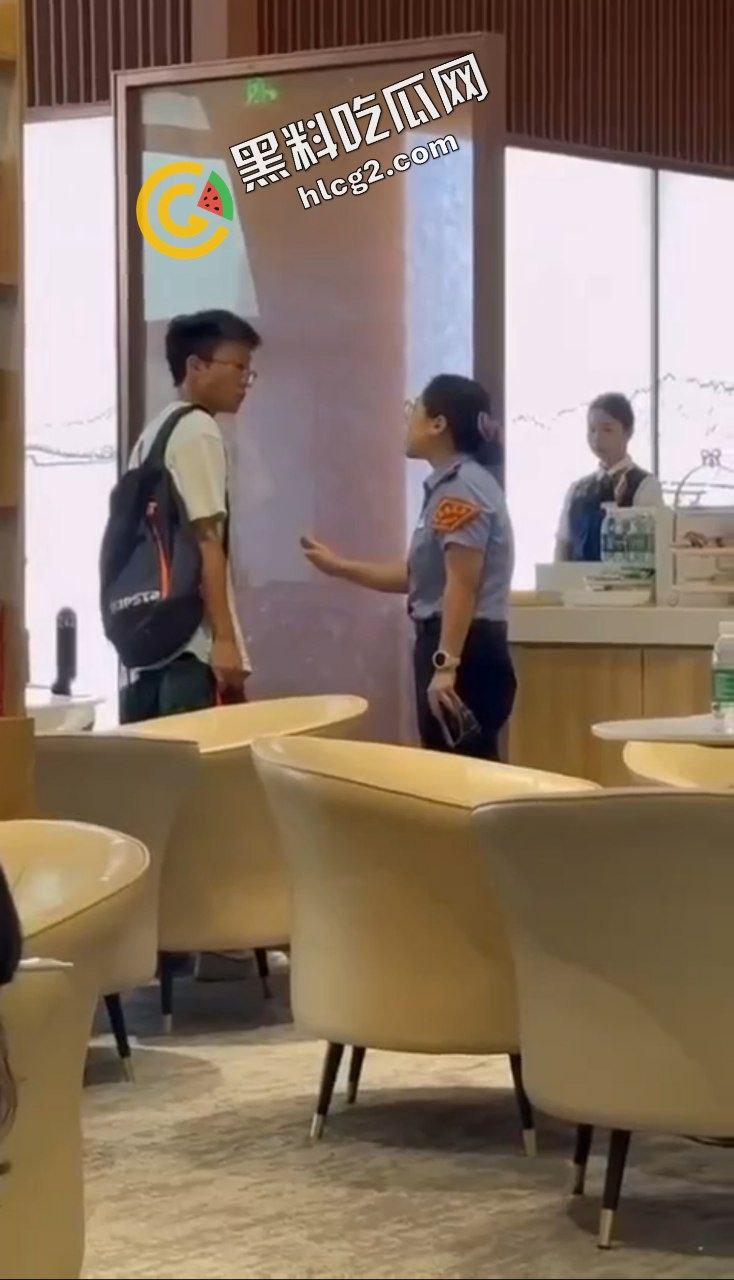 逆天操作！国航休息室 贵宾厅3饿死鬼小伙 连吃带拿 疯狂打包带走食物 震惊众人！-6