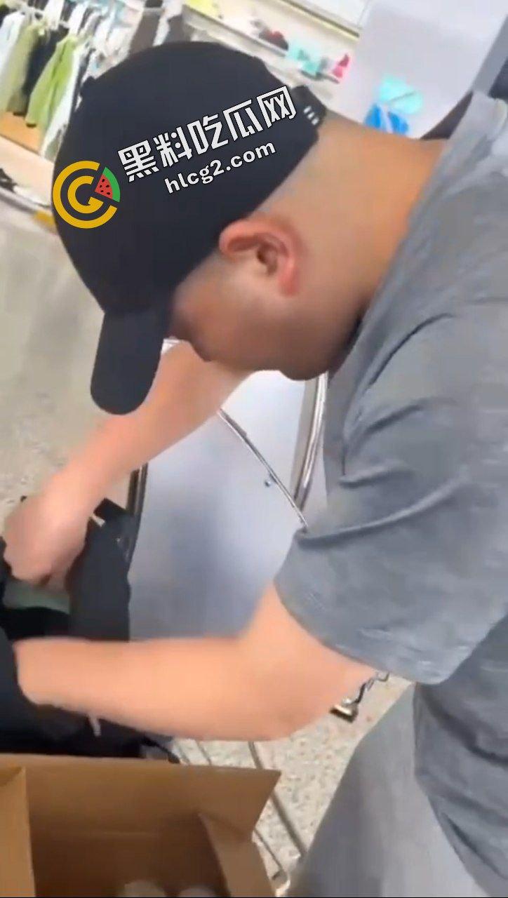 逆天操作！国航休息室 贵宾厅3饿死鬼小伙 连吃带拿 疯狂打包带走食物 震惊众人！-9