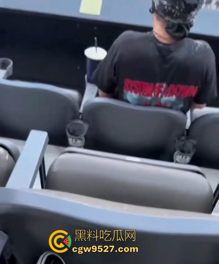 泰勒·斯威夫特演唱会发生一场枪击案，还好看台民众及时发现组织，成功阻止了一场有蓄意的射击！-1