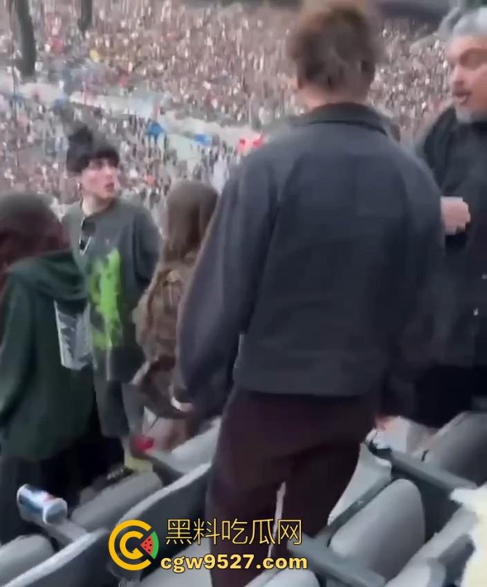 泰勒·斯威夫特演唱会发生一场枪击案，还好看台民众及时发现组织，成功阻止了一场有蓄意的射击！-3