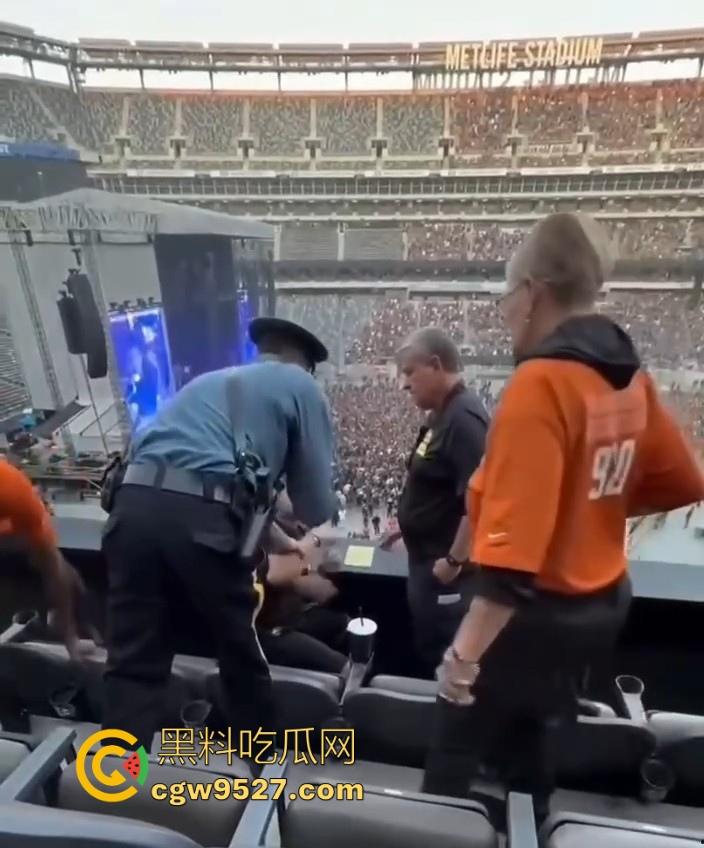 泰勒·斯威夫特演唱会发生一场枪击案，还好看台民众及时发现组织，成功阻止了一场有蓄意的射击！-7