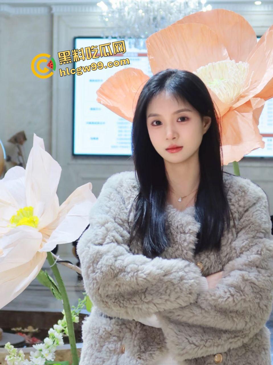 黑龙江哈尔滨小区饥渴男女，光天化日之下雪地里刺激深喉口爆吃鸡，还曾在雪地露奶露逼淫荡拉尿！惨遭曝光独家流出！-1