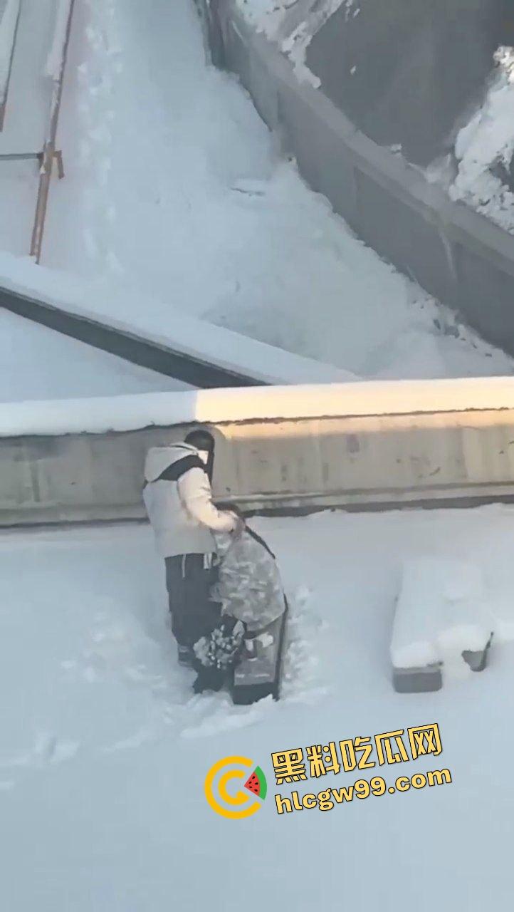 黑龙江哈尔滨小区饥渴男女，光天化日之下雪地里刺激深喉口爆吃鸡，还曾在雪地露奶露逼淫荡拉尿！惨遭曝光独家流出！-6