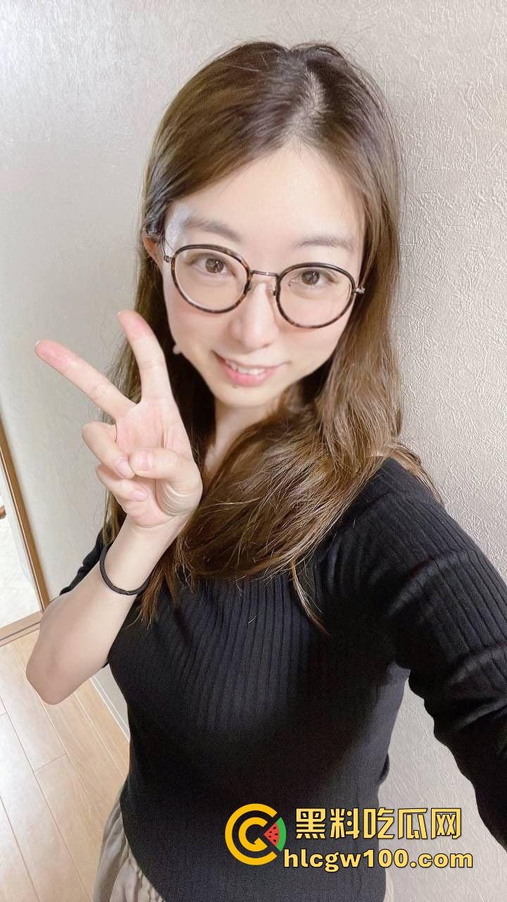 西安艺术职校【刘娜梦】被小哥拿下，1k买衣服撩到18岁嫩妹，粉嫩小穴带去日本玩，直接酒店包宿狂干！-1