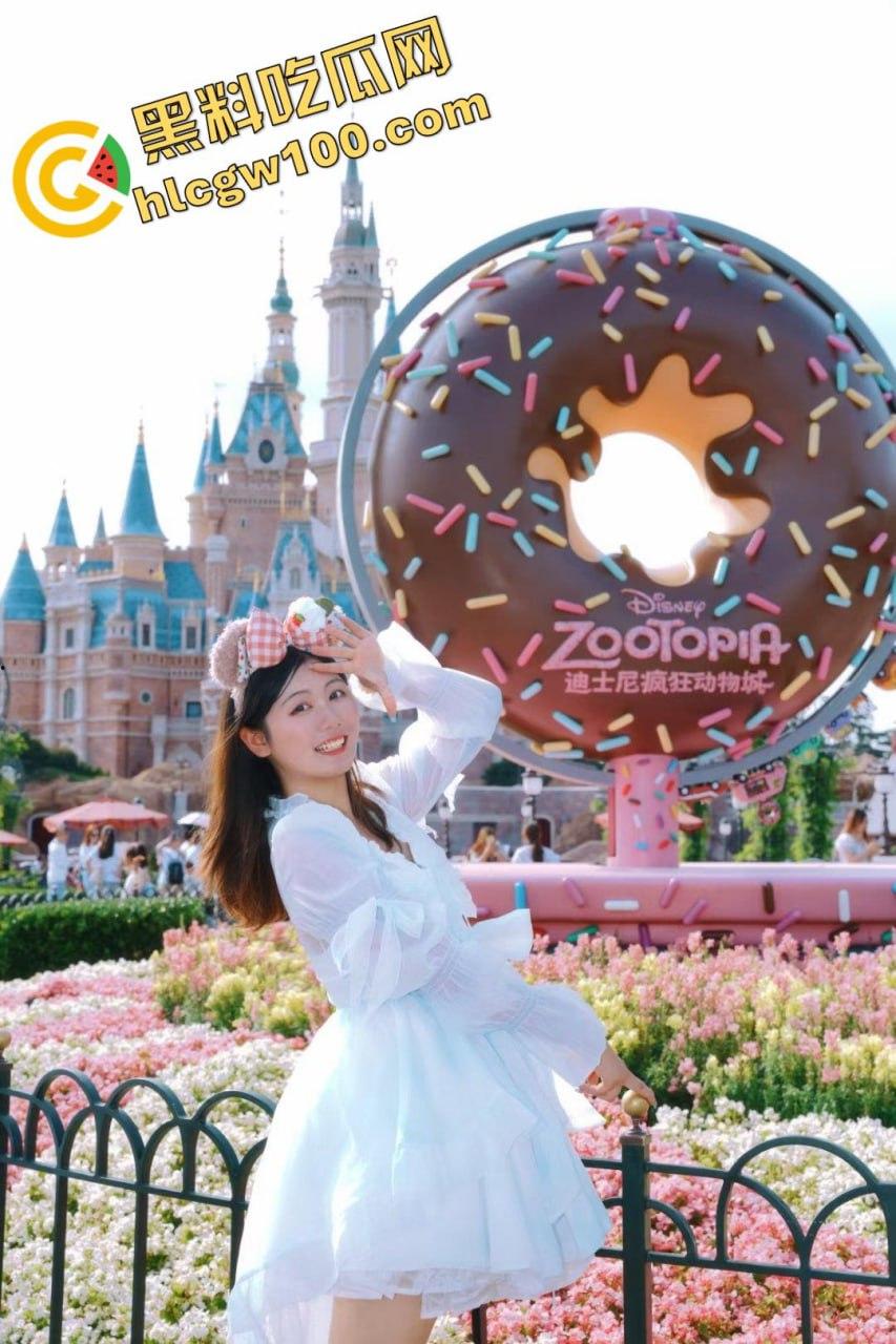 上海政法学院新闻系【李妍妍】，05反差母狗给金主跪地口交技术娴熟，被金主操的鬼哭狼嚎的-4