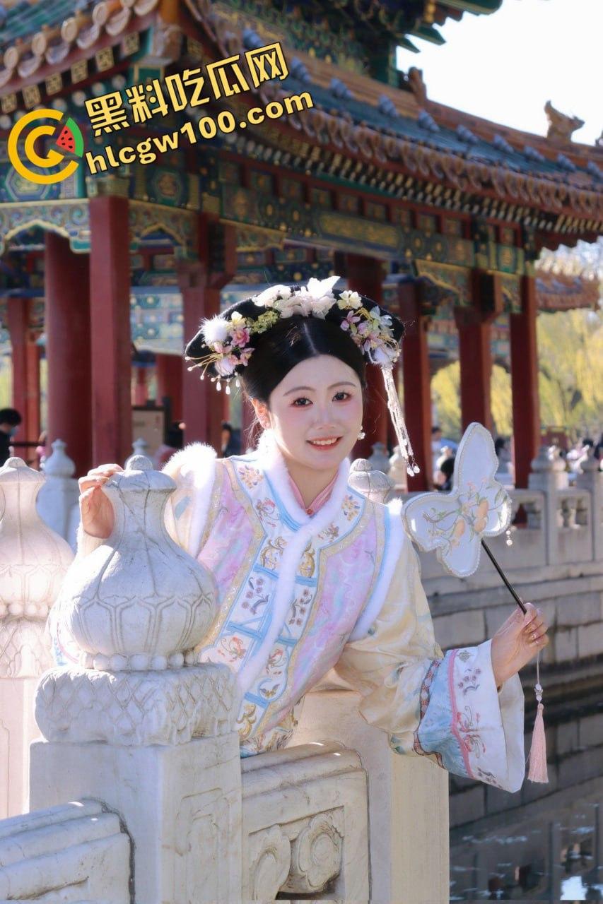 上海政法学院新闻系【李妍妍】，05反差母狗给金主跪地口交技术娴熟，被金主操的鬼哭狼嚎的-5