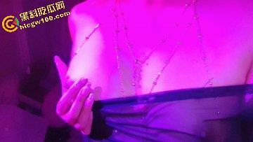 上海政法学院新闻系【李妍妍】，05反差母狗给金主跪地口交技术娴熟，被金主操的鬼哭狼嚎的-13