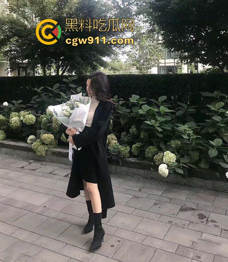 杭州工商银行职员【林语星】外表端庄职场丽人，私下肥臀美腿反差，跪地口交舔蛋，无套后入猛操蜜穴！-1