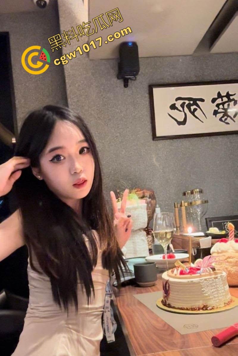 杭州极品女大学生【雷思瑶】啪啪视频流出：双重刺激驾驭肉棒与震动棒，女上位打桩揉阴蒂喷汁，癫狂母狗欲火难耐-1