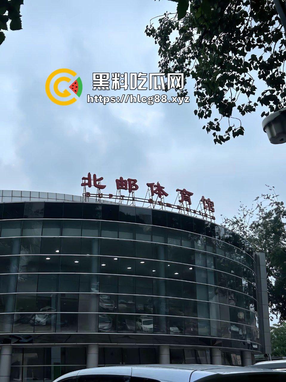 北邮体育馆刺激战场！饥渴难耐小情侣脱衣激情热吻做爱，各种猛吸猛舔恨不得把对方吃掉！-2