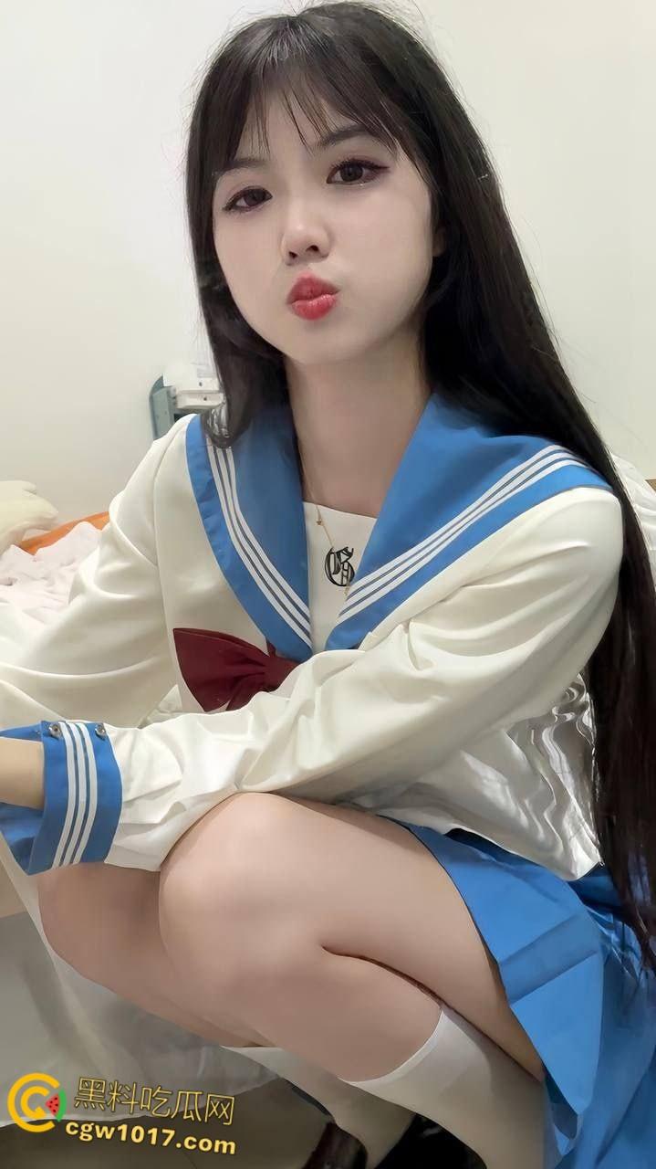 四川师范学院【李佳颖】，热爱jk的白虎一线天嫩逼，穿着JK让金主爸爸蒙眼玩弄，无套中出娇喘不断 ！-1