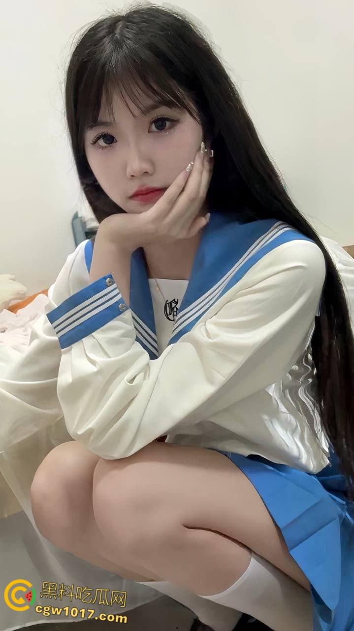 四川师范学院【李佳颖】，热爱jk的白虎一线天嫩逼，穿着JK让金主爸爸蒙眼玩弄，无套中出娇喘不断 ！-2