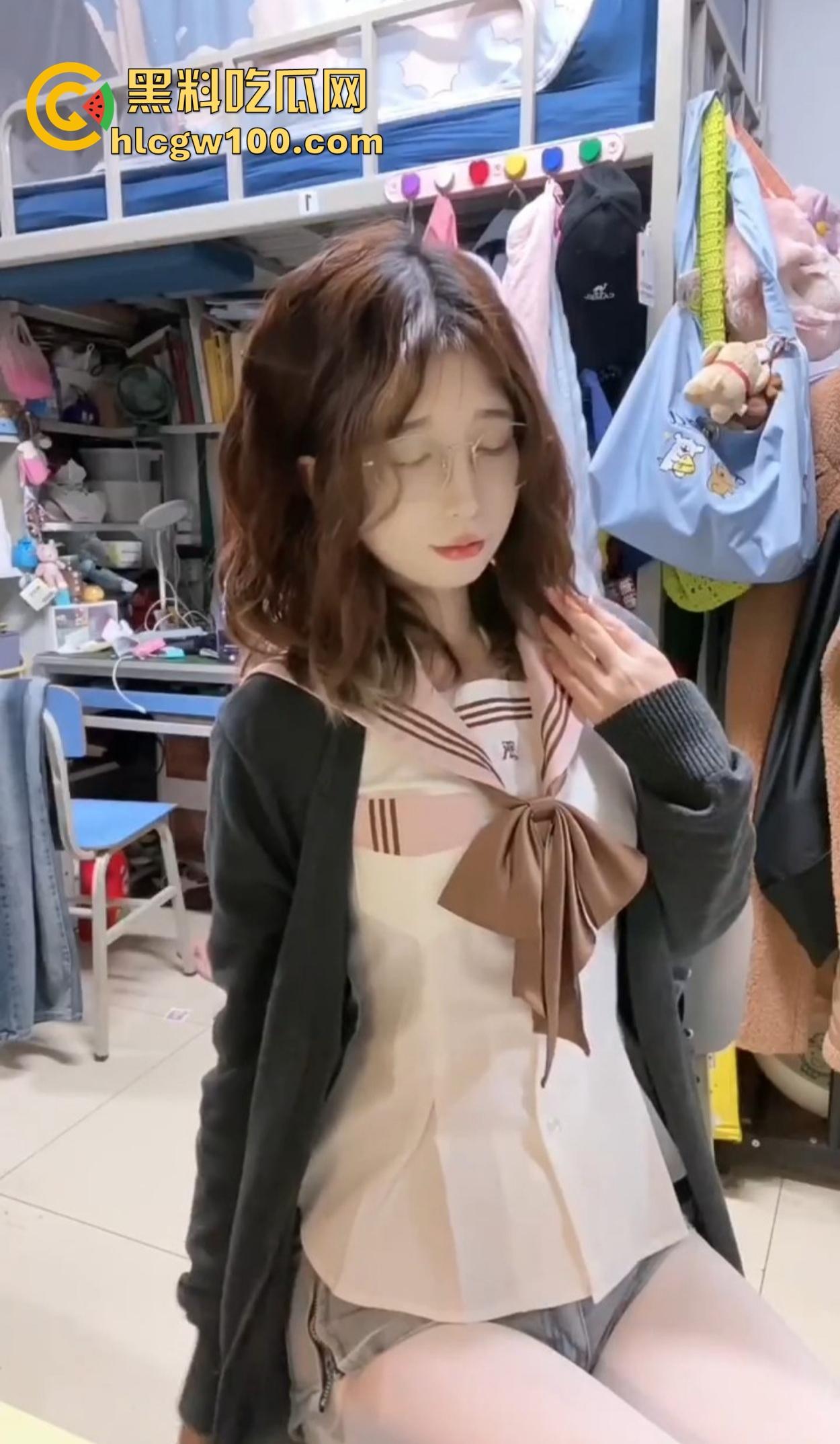 福建大学骚逼【黄美琳】宿舍玩盯射,好好的书不读天天卖榨精素材,有人说她能盯到爽,我是真不懂这爽点在哪?-4