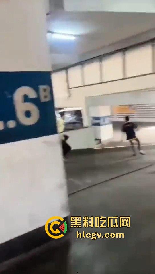 印尼小哥带别人老婆车震,被老公当场抓包!慌乱逃跑上演车库逃亡!-5