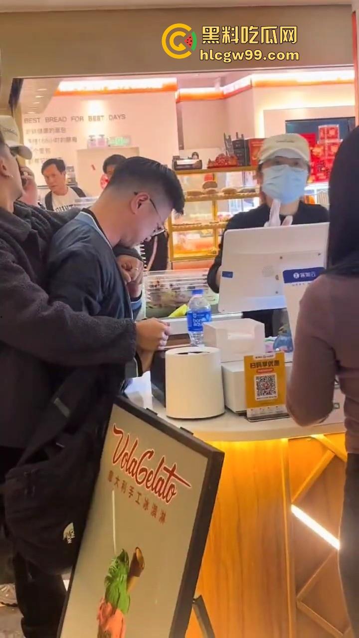 偷拍届又损失一名大将！深圳皇庭广场偷拍裙底被捉，人赃俱获被人死死锁住，偷拍技术有待提升。-1