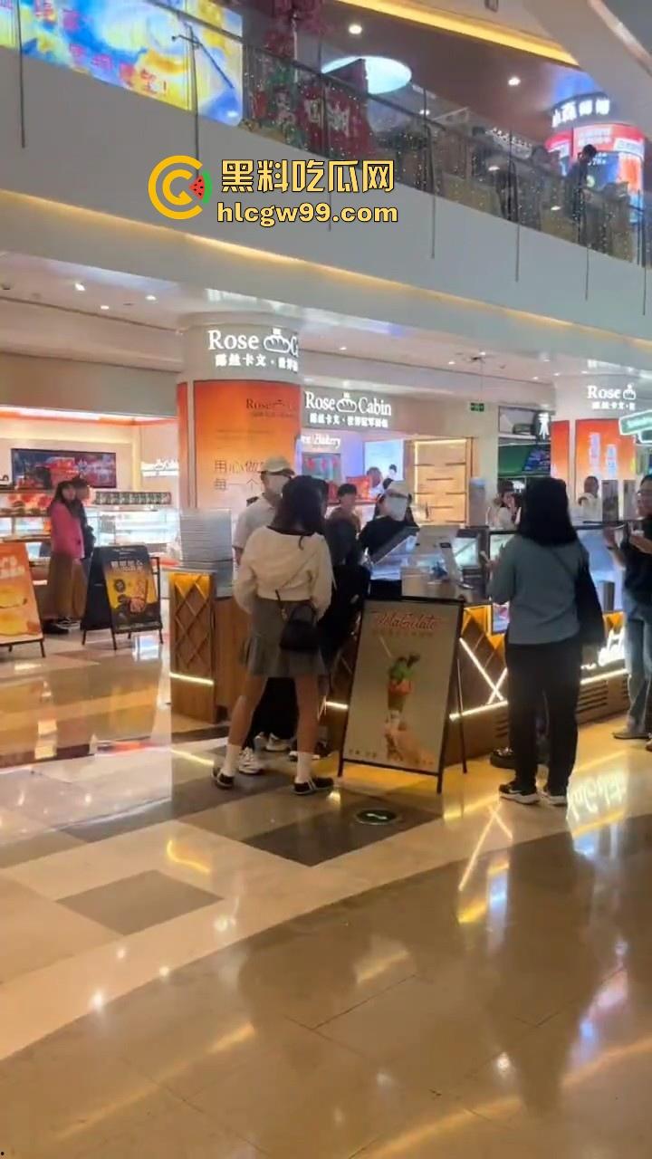 偷拍届又损失一名大将！深圳皇庭广场偷拍裙底被捉，人赃俱获被人死死锁住，偷拍技术有待提升。-3