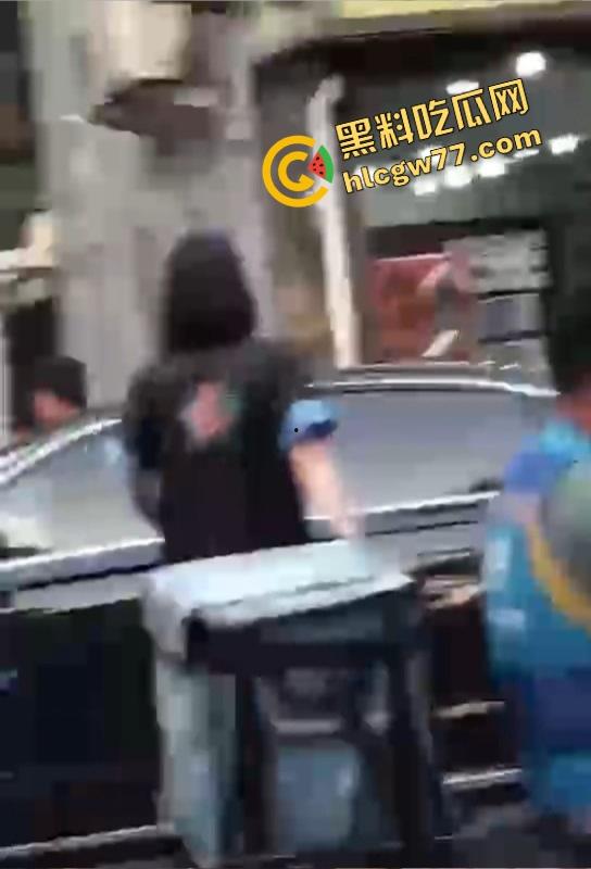 长沙制服女被调教执行真空任务，短裙蹲下瞬间走光露出白虎逼，骚到路人狂回头！-11