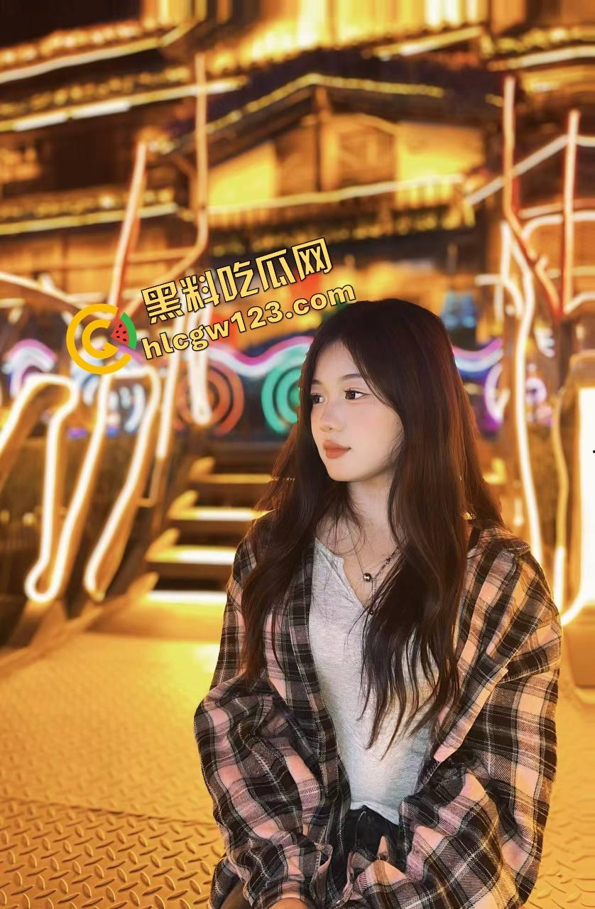 舔狗行为学一个礼物亲狗子一口，抖音女主播【小婷】舌头都伸进狗嘴里了，舔到狗都受不了了！-1