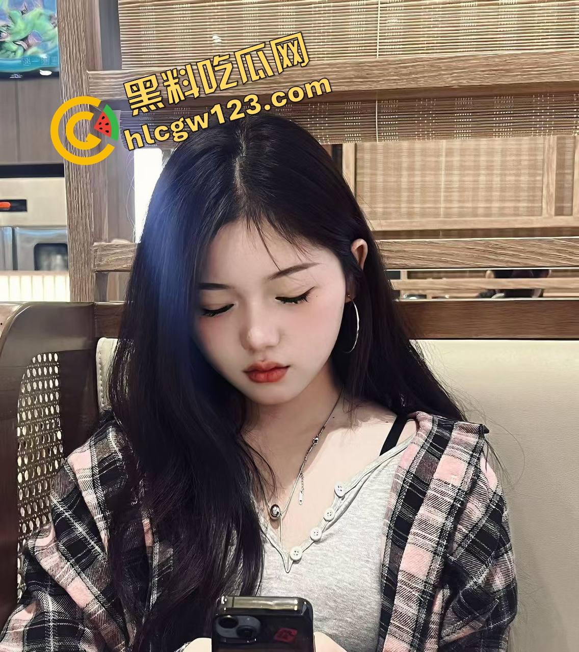 舔狗行为学一个礼物亲狗子一口，抖音女主播【小婷】舌头都伸进狗嘴里了，舔到狗都受不了了！-3