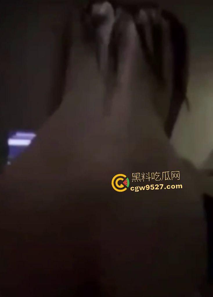 湖南花垣【杨静静】自拍喷水！刚毕业大学生被男友手插潮吹，骑乘鸡巴说是自己骑单车练的！-5