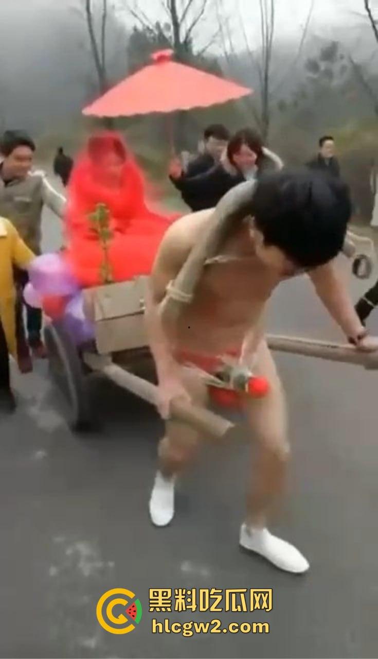 冬天也阻挡不了婚闹骚操作！新郎光着身子拉新娘，挡部麦克风延长到笑裂！-5