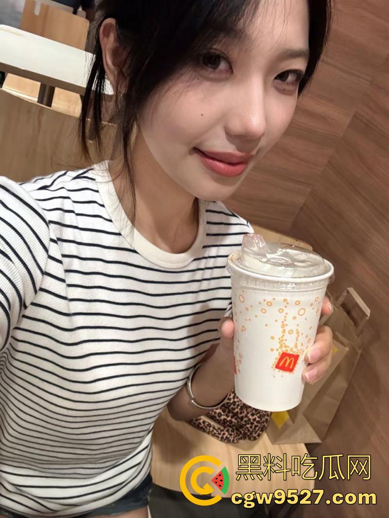 鲁东大学甜美尤物【邹穆彤】，高颜值大奶学生妹，白天女神晚上母狗，手指插逼淫水乱流，淫荡到没边！-1