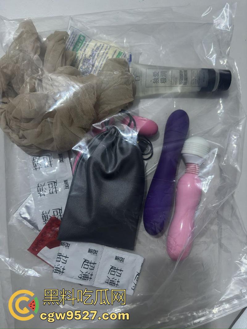 鲁东大学甜美尤物【邹穆彤】，高颜值大奶学生妹，白天女神晚上母狗，手指插逼淫水乱流，淫荡到没边！-9