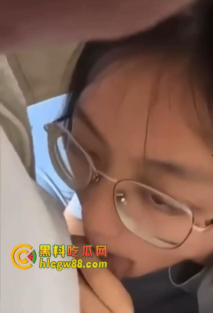 成都少城小学骚鸡老师『苏靖雯』家长肉便器，酒店操逼浪叫不断，眼镜婊爽得翻白眼淫水喷满床！-6