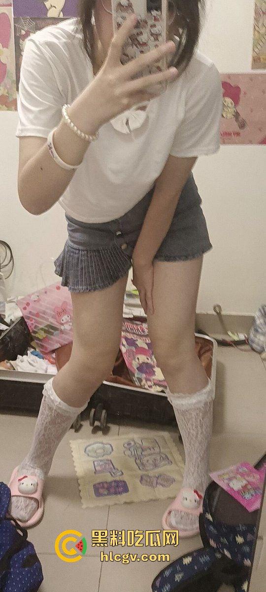 瓜友投稿大学妹子【林烟】私拍流出！宿舍自拍自慰天天给他看，骚逼十足直接曝光！-1