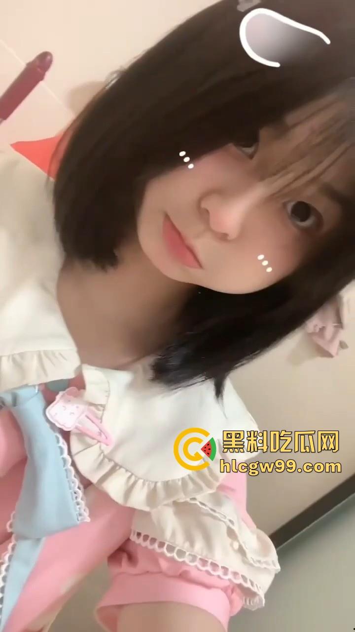 四川成都艺术学院清纯可爱反差女大学生【魏梧桐】调教视频曝光，现实和网络中判若两人，给调教成听话的小母狗。-1