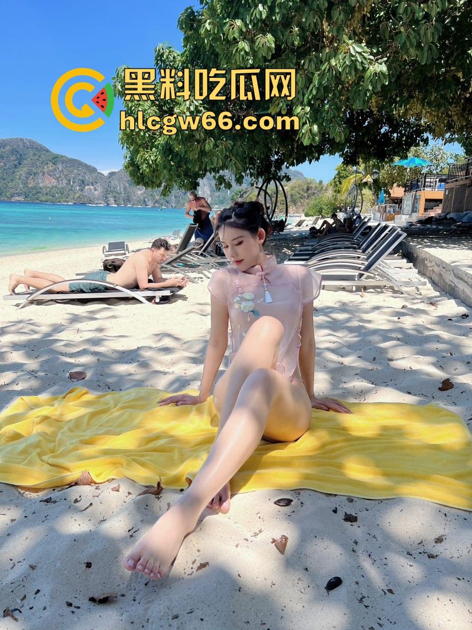 海边沙滩帐篷惊现情侣做爱 前脚刚拍完美照后脚就直接干上了 帘都不拉如入无人之境 偷拍小哥都看呆了！-3