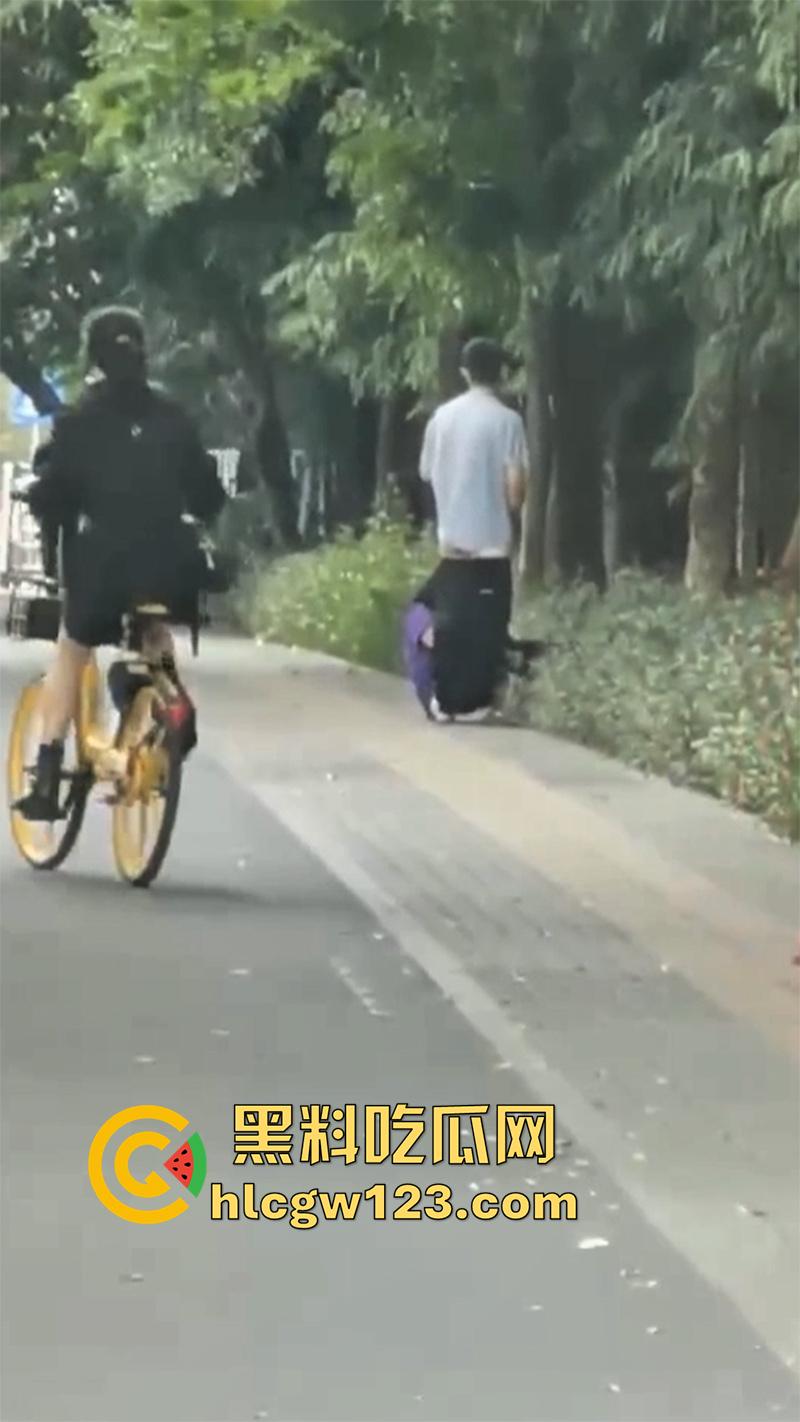 浙江情侣街边做爱,无视行人当街啪啪,还有一男子直接就站旁边看,玩的真够大胆的!-3