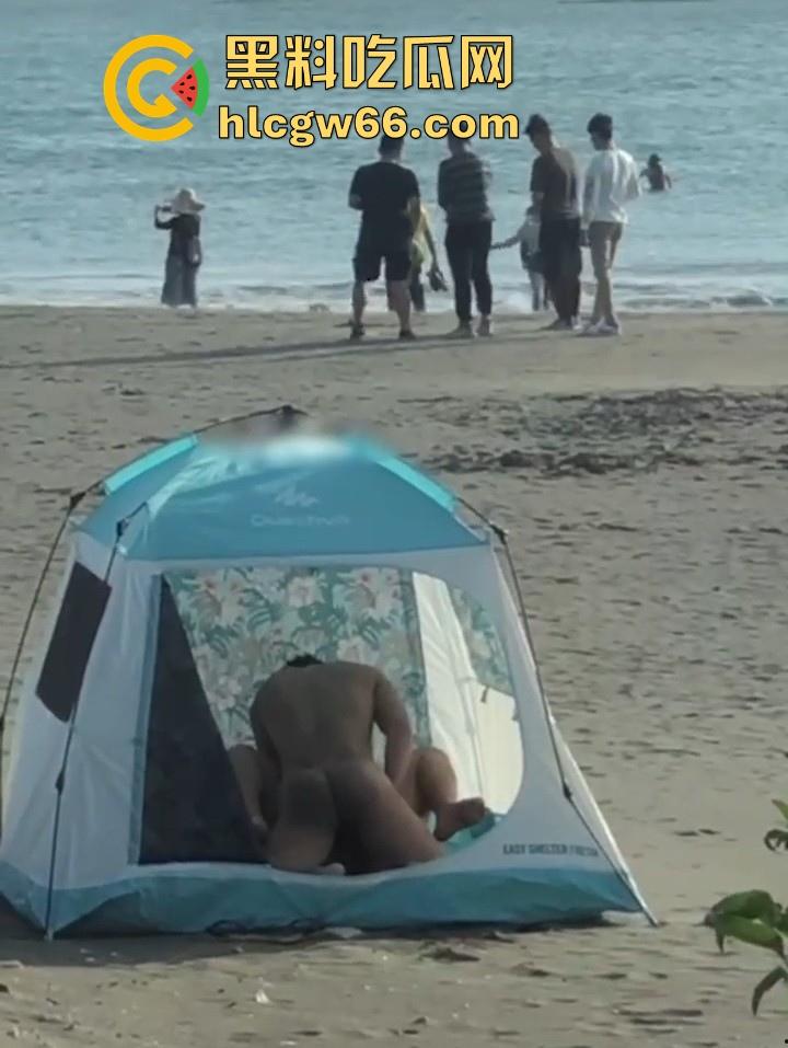 海边沙滩帐篷惊现情侣做爱 前脚刚拍完美照后脚就直接干上了 帘都不拉如入无人之境 偷拍小哥都看呆了！-11