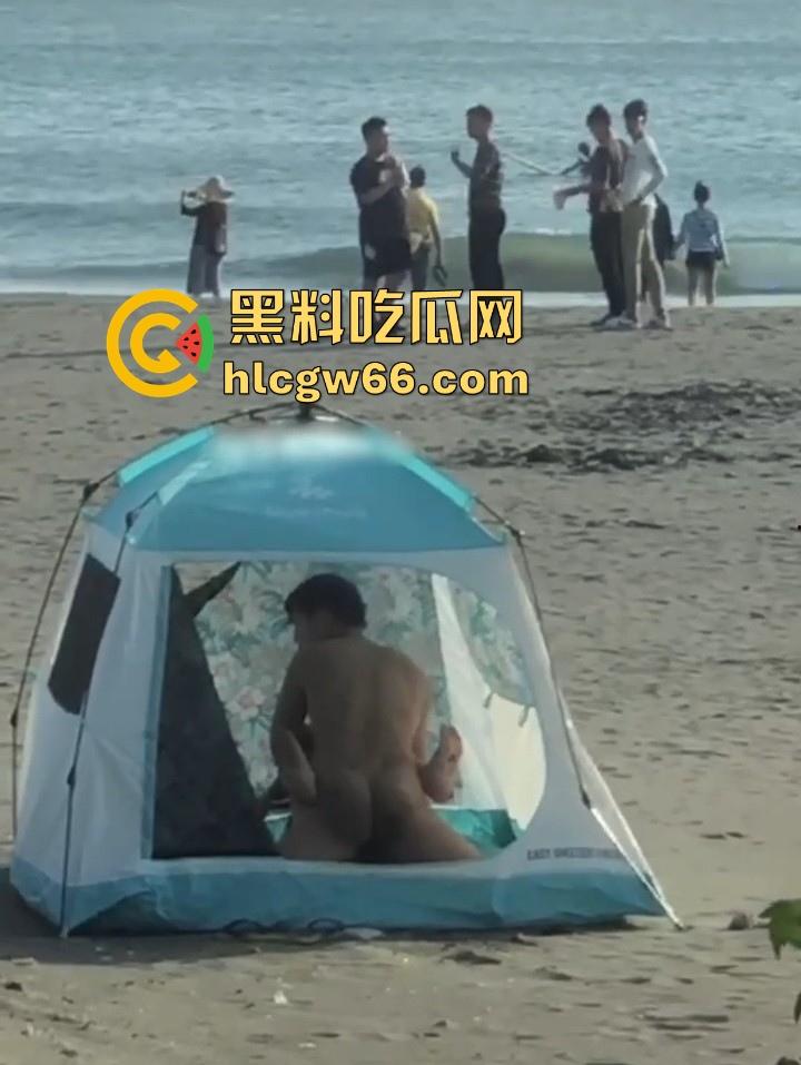海边沙滩帐篷惊现情侣做爱 前脚刚拍完美照后脚就直接干上了 帘都不拉如入无人之境 偷拍小哥都看呆了！-12