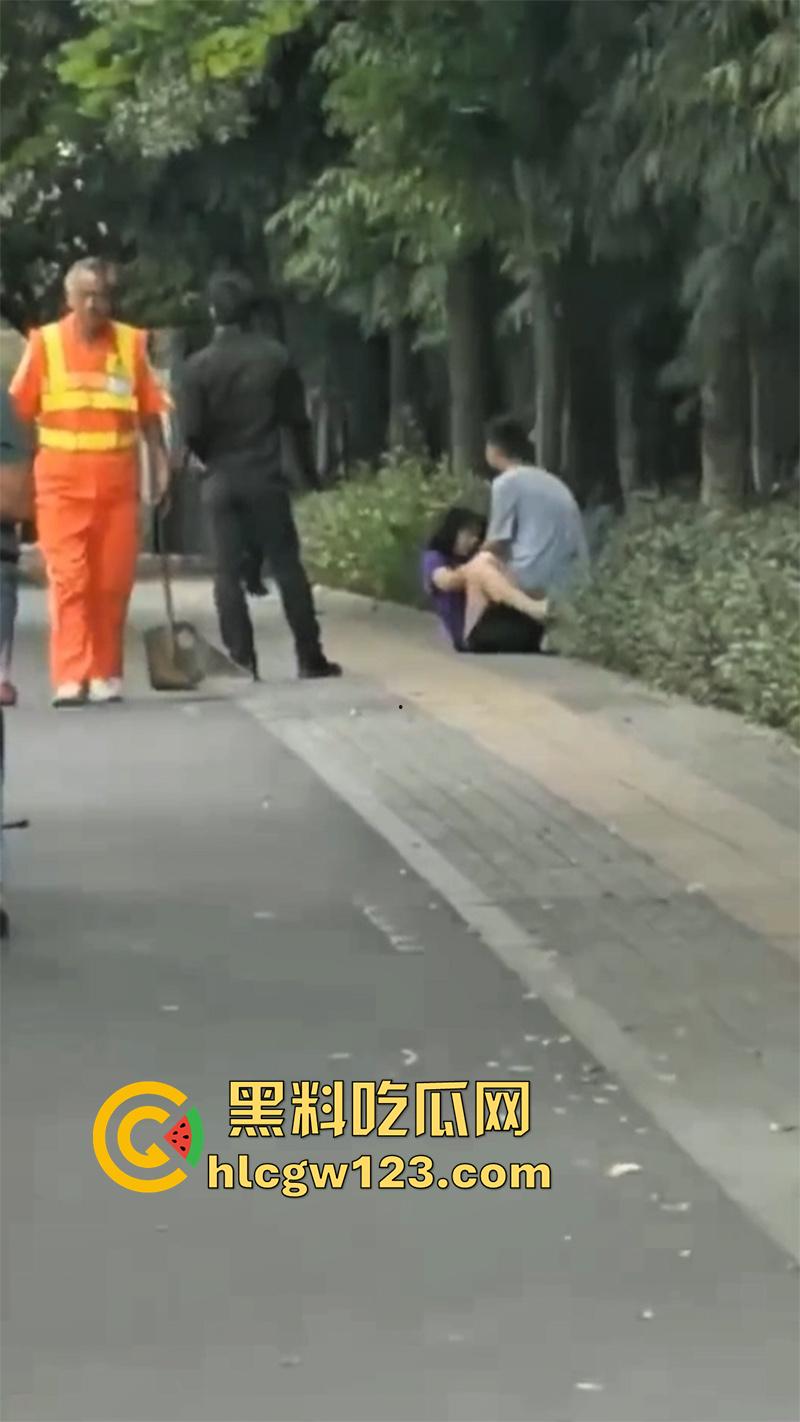 浙江情侣街边做爱,无视行人当街啪啪,还有一男子直接就站旁边看,玩的真够大胆的!-6