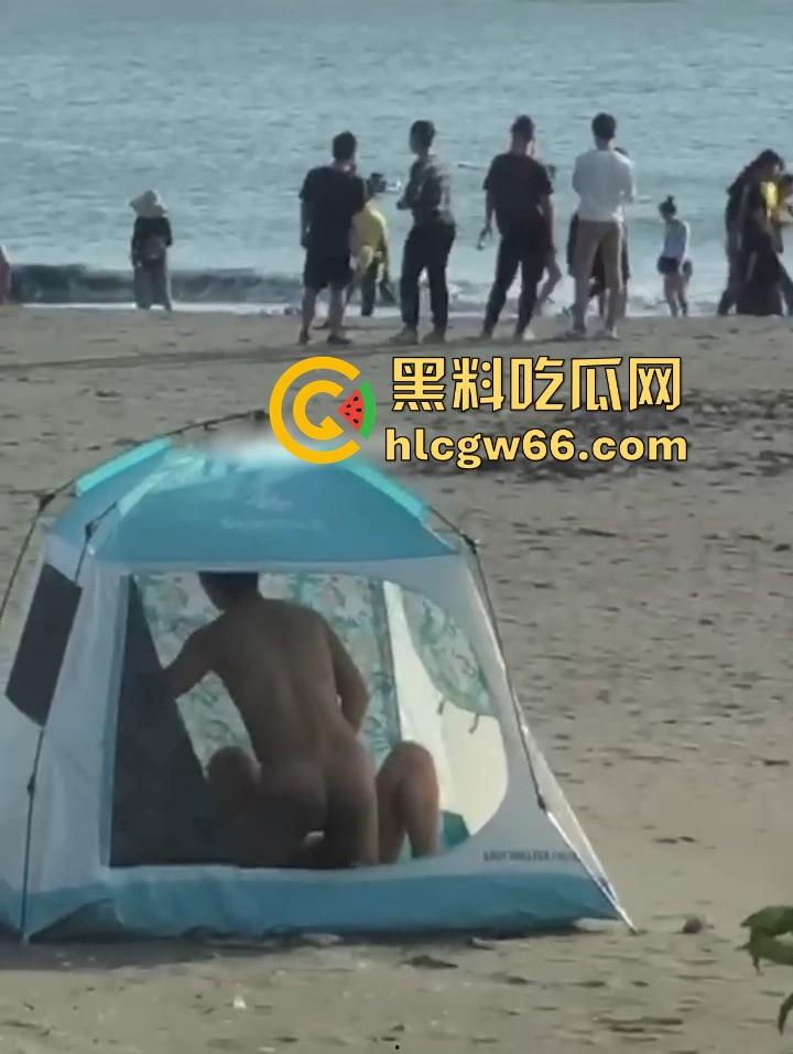 海边沙滩帐篷惊现情侣做爱 前脚刚拍完美照后脚就直接干上了 帘都不拉如入无人之境 偷拍小哥都看呆了！-13