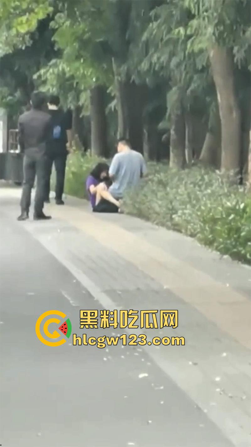 浙江情侣街边做爱，无视行人当街啪啪，还有一男子直接就站旁边看，玩的真够大胆的！-7