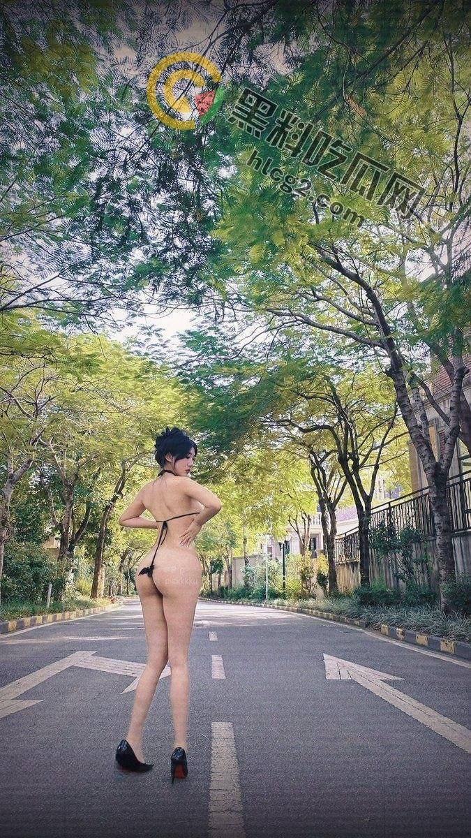 美女大尺度玩露出，飞机上露出自，户外放飞自我刺激无限！-5