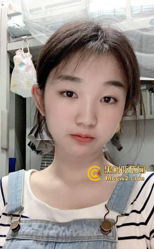 华中理工大学清纯反差婊学妹【黄梓萱】翻车 大尺度私密自拍被渣男曝光 情欲上头彻底沦陷！-8