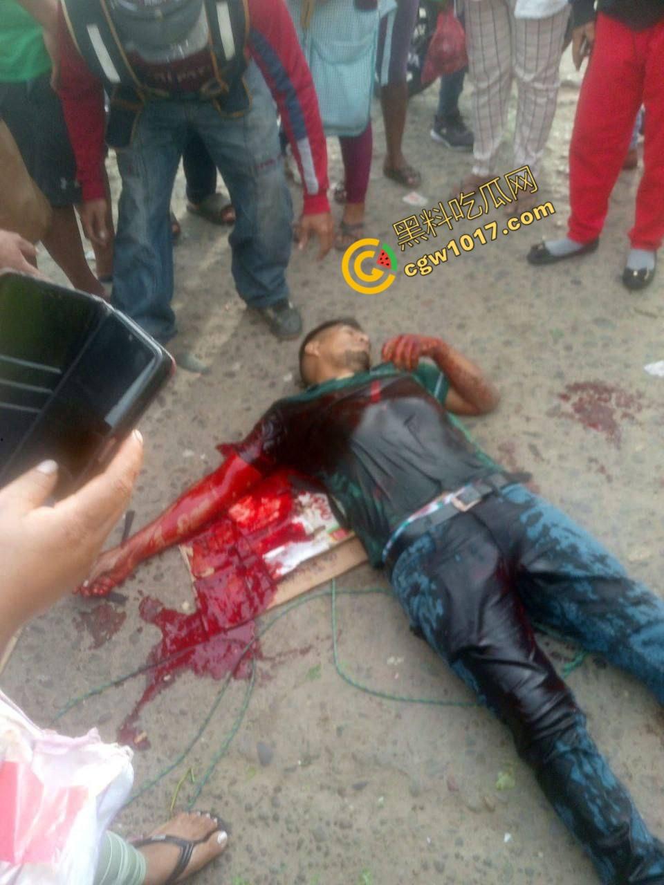 国外男子竟当街自残，刀割喉咙鲜血四溅，群众惊恐围观，男子倒地不省人事，惨烈一幕令人心悸胆战！-10