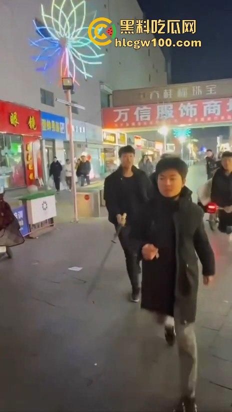 临沂精神小伙街头砍人,是报复社会?还是寻事报仇?再打进去了 飞机都打不了了。-3