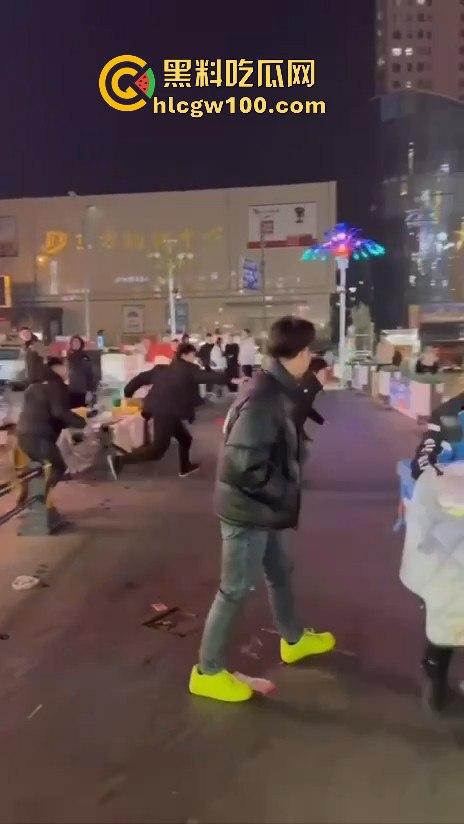 临沂精神小伙街头砍人,是报复社会?还是寻事报仇?再打进去了 飞机都打不了了。-9