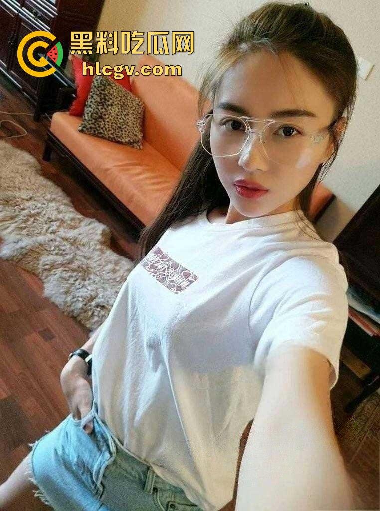 深圳健身房骚眼镜妹边『吴秀嫣 』健身边摸逼！大胸晃动自摸到湿透，大逼一摸喘息声浪到让人骨头酥！-1