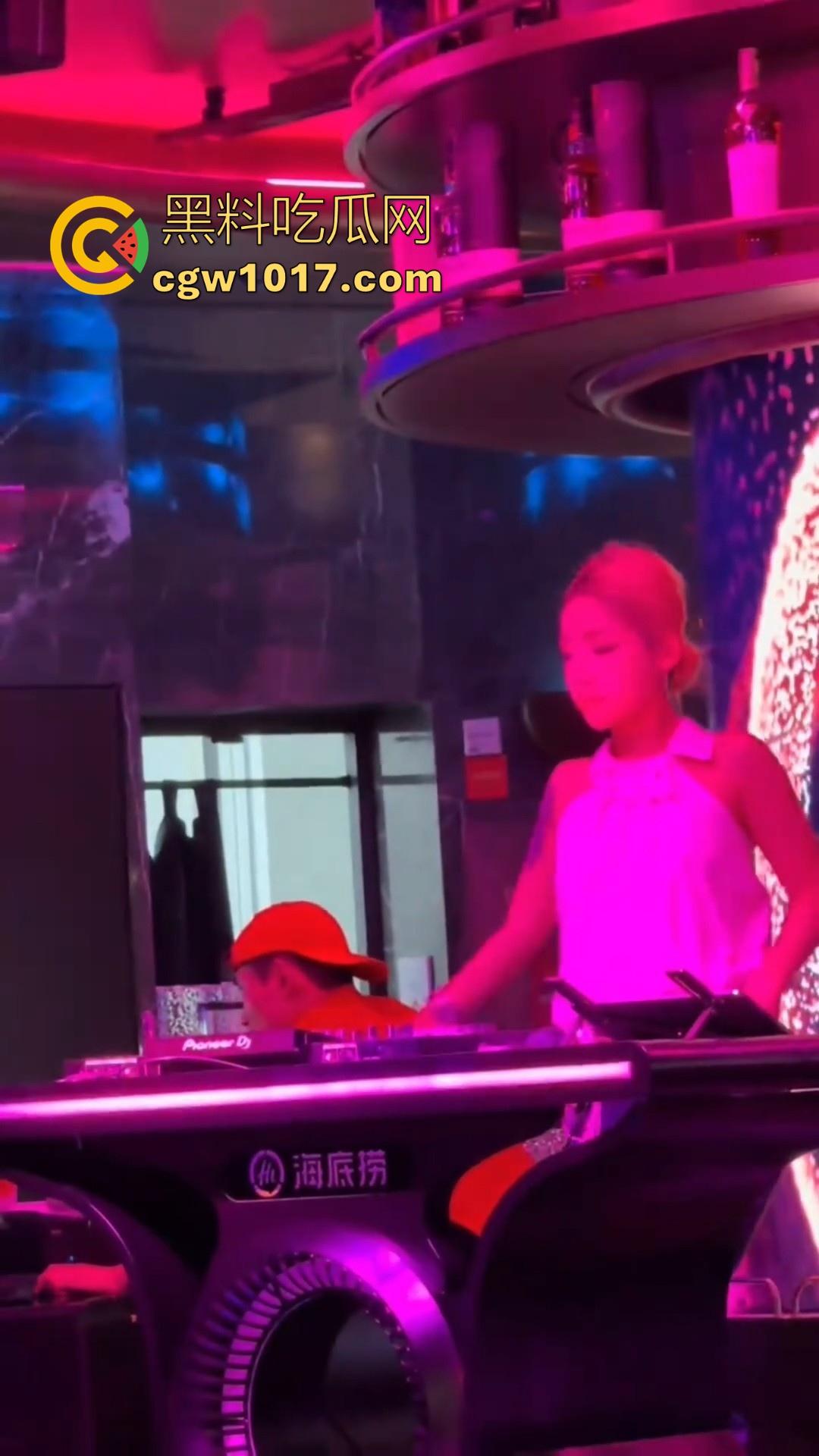 不是兄弟你跟我说这是海底捞？现在吃个火锅都卷成这样了嘛，不知道的以为在夜店呢，还有男模女DJ！-2