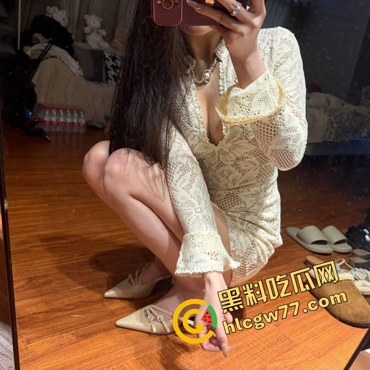 重庆御姐护士『图米海』被开盒，穿情趣抠逼拍片流出，腿长屁股翘骚话说得贼带劲，这女的男人全看哭了！-5