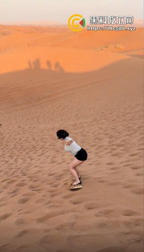 抖音百万粉贱婊【兔兔1104】反差少妇不雅视频满天飞，绝美骚逼勾魂操人，装你妈的清纯啊！-4