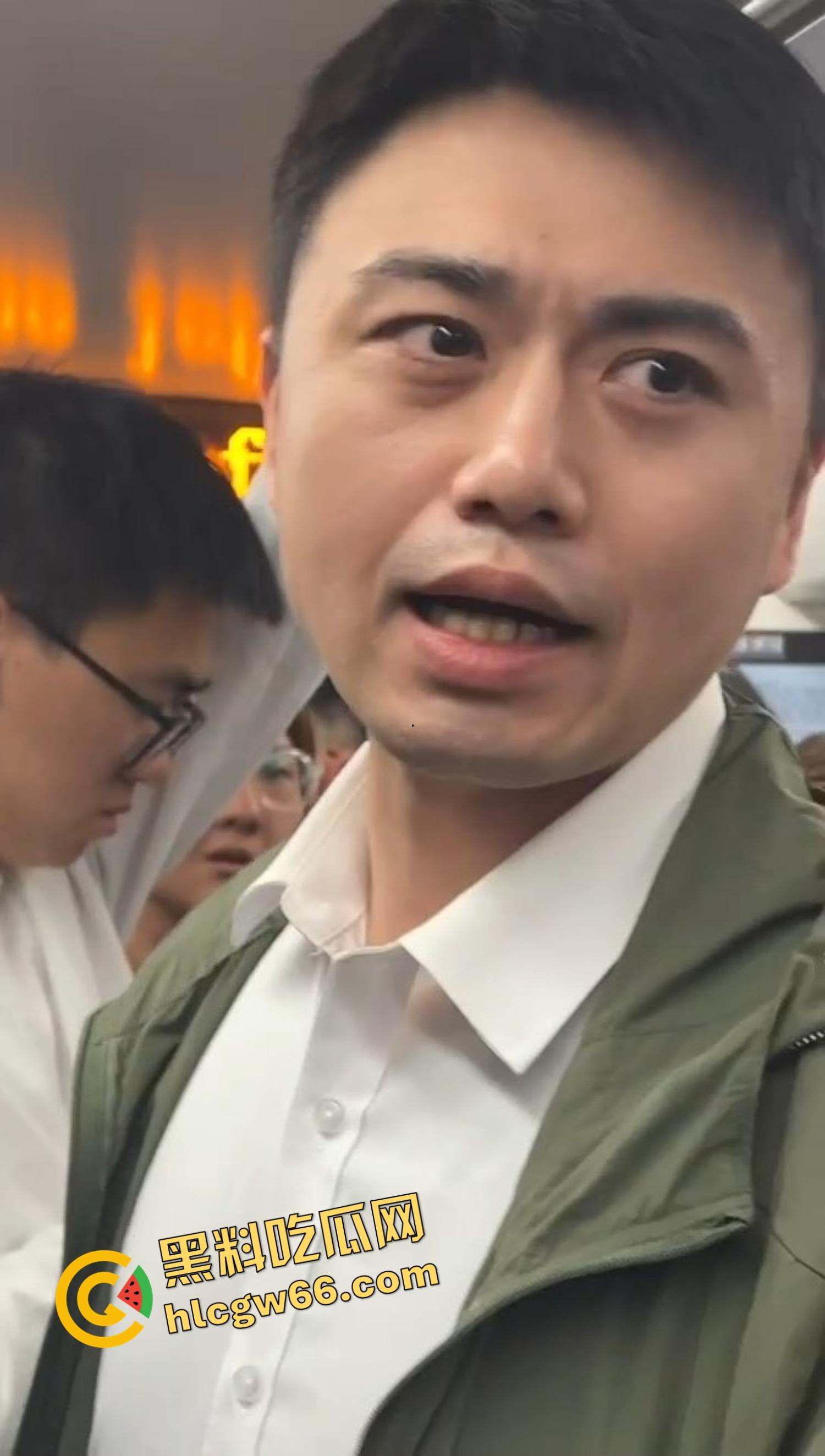 北京地铁飞机哥裤链一拉当场开演，结果精液飙偏射人屁股，妹子一边哭一边喊变态！-5