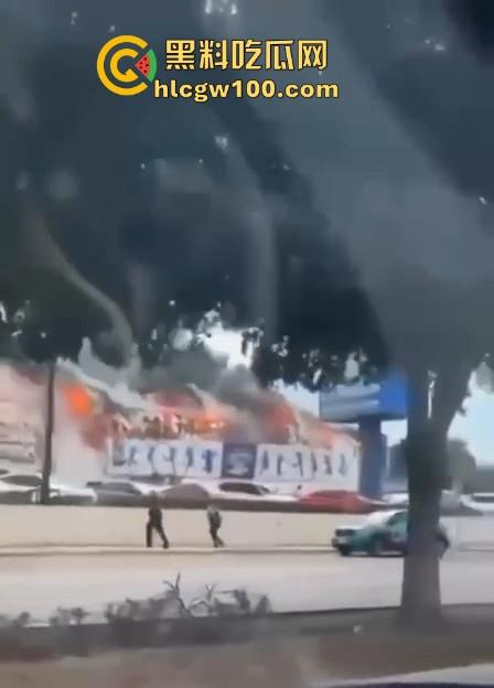 墨西哥 锡那罗亚州突发火灾，现场堪称恐怖末日快速摧毁房屋 极具吓人！-3